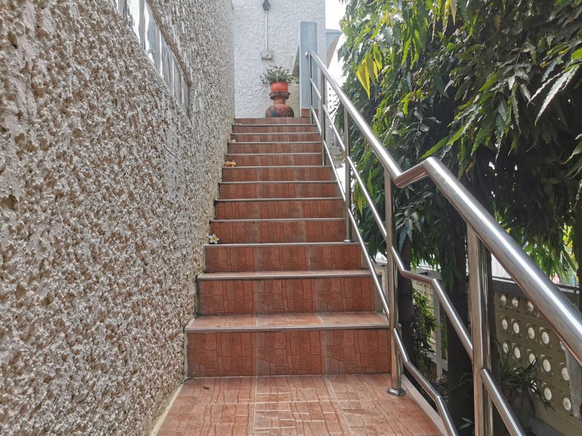 Samiya Guesthouse Bang Saen Exterior photo